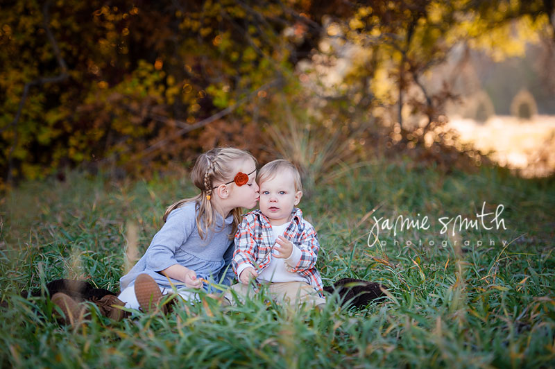 Kids-posing-together-on-a-beautiful-fall-day